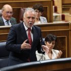 El ministro de Memoria Democrática, Víctor Ángel Torres, durante una sesión de control al Gobierno, en el Congreso, a 15 de octubre de 2025, en Madrid (España). Sumar, Bildu y el BNG secundan la convocatoria de paros y huelga convocada en apoyo a Gaza con las ausencias de sus diputados durante distintos tramos del Pleno del Congreso de este miércoles, que acogerá una sesión de control al Gobierno, la comparecencia de la ministra de Vivienda, Isabel Rodríguez, y el debate de una moción de los nacionalistas gallegos sobre las medidas necesarias para impulsar el sector pesquero gallego.

Marta Fernández / Europa Press
15/10/2025