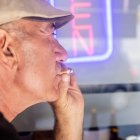 Una persona fumando