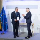 Carmelo recibiendo la medalla