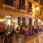 La hostelería y el ocio nocturno podrían ser los grandes perjudicados si anochece más temprano con un horario fijo de invierno.