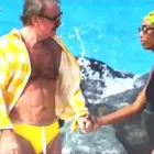 Bigote Arrocet en la playa con ¿la amiga de su hija?