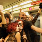 Usuarios del metro en la noche de Halloween