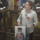 El concejal de Compromís, Giuseppe Grezzi, con el cartel de la discordia en el pleno