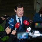 El presidente de la Junta de Castilla y León, Alfonso Fernández Mañueco, ofrece declaraciones a la prensa antes de presentar la Campaña de Turismo de Castilla y León, en la Real Academia de Bellas Artes de San Fernando, a 28 de octubre de 2025, en Madrid (España). Bajo el lema “aquí, menos ruido y más nueces”, Mañueco presenta su proyecto para situar a Castilla y León entre las tres mejores comunidades de España.

Fernando Sánchez / Europa Press
28/10/2025