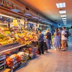 Frutas, voces y cercanía: así se vive el día a día en los pasillos del Mercado de Ventas, uno de los más auténticos de Madrid.