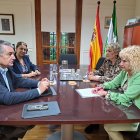 Imagen del encuentro de este miércoles entre el consejero de Sanidad, Antonio Sanz, y la presidenta de Amama Sevilla, Ángela Claverol.

REMITIDA / HANDOUT por JUNTA DE ANDALUCÍA
Fotografía remitida a medios de comunicación exclusivamente para ilustrar la noticia a la que hace referencia la imagen, y citando la procedencia de la imagen en la firma
29/10/2025