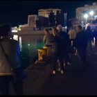 Momento en el que los bomberos intentan rescatar a la otra chica atrapada en el vehículo