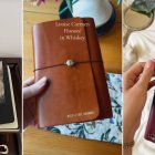 Las libretas Louise Carmen, hechas a mano en piel de alta calidad, se han convertido en el nuevo símbolo del lujo silencioso entre las generaciones más jóvenes. En TikTok, cada diseño personalizado refleja una estética nostálgica y cuidada al detalle