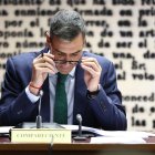 Pedro Sánchez, con las gafas, en la Comisión de Investigación del 'caso Koldo',