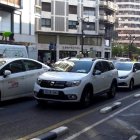 La huelga de taxistas mantiene cerrada al tráfico la calle Colón de València y provoca retenciones en otras vías.