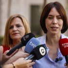 La delegada del Gobierno en la Comunidad Valenciana, Pilar Bernabé (i), y la secretaria general del PSPV-PSOE y ministra de Ciencia, Innovación y Universidades, Diana Morant