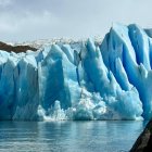 Navegación entre témpanos frente al glaciar Grey, excursión organizada por BigFoot Patagonia.