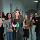 Los portavoces parlamentarios del PSOE-A, María Márquez y del resto de formaciones de izquierdas en el Parlamento.