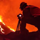 Un técnico contempla la erupción del volcán Tajogaite, en La Palma

REMITIDA / HANDOUT por CABILDO DE TENERIFE
Fotografía remitida a medios de comunicación exclusivamente para ilustrar la noticia a la que hace referencia la imagen, y citando la procedencia de la imagen en la firma
12/10/2023