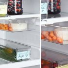 El cajón KLIPPKAKTUS de IKEA aprovecha el espacio inferior de la balda del frigorífico, permitiendo almacenar alimentos de forma accesible y ordenada.