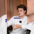 Isaac Sánchez, creador de 'Tu Oro Vale Más', durante su intervención en el podcast de StartUC3M donde explica su modelo de negocio basado en la compraventa y fundición de joyas.