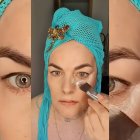 El ritual comienza extendiendo una fina capa de crema bajo los ojos para trabajar la zona con un masaje suave.