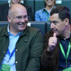 El presidente de la Junta de Andalucía, Juanma Moreno y el  secretario general del PP, Miguel Tellado, durante el congreso del PP-A. A 8 de noviembre de 2025. Segunda jornada del XVII Congreso del PP-A, que incluye las intervenciones de los presidentes de Murcia, Fernando López Miras, de la Comunidad de Madrid, Isabel Díaz Ayuso, y posteriormente el secretario general del PP, Miguel Tellado. El presidente de la Junta y del PP-A, Juanma Moreno, interviene para presentar su candidatura a la reelección como líder del partido.

Francisco J. Olmo / Europa Press
08/11/2025