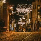 La Navidad transforma las calles de Santillana del Mar en un escenario de película, donde la luz, la piedra y la tradición se entrelazan con elegancia.