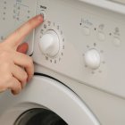 El desinfectante textil se añade en el compartimento del suavizante, como parte del ciclo de lavado habitual.