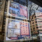 Carteles de viviendas en venta en el escaparate de una inmobiliaria en el barrio de Almagro, a 12 de marzo de 2023, en Madrid (España). 
Jesús Hellín / Europa Press
12 MARZO 2023