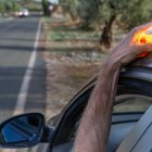 La baliza V-16 conectada se activa desde dentro del vehículo y solo envía la ubicación a la DGT, pero no contacta con los servicios de emergencia.