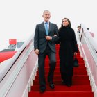 Los Reyes Felipe VI y Letizia a su llegada al aeropuerto de Chengdú (China)-