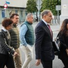 Los padres de Sandra Peña a su llegada a la Fiscalía de Menores de Sevilla.