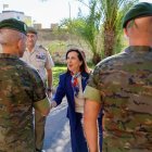 Robles saludando a unos militares.
