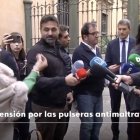 Una feminista colorea la cara a la ministra de Igualdad, Ana Redondo, por los fallos de las pulseras antimaltrato