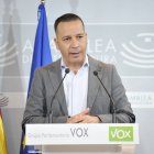 El portavoz de Vox en la Asamblea de Extremadura, Óscar Fernández Calle, en rueda de prensa.