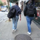 Agentes de la Unidad Central Operativa (UCO) de la Guardia Civil abandonan la sede de la empresa Acciona, en Bilbao.
