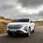 Su aspecto moderno destaca especialmente en su frontal. Ofrece 224 CV de potencia combinada.