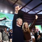 El presidente del PP, Alberto Núñez Feijóo (i), la presidenta del PP de Extremadura, María Guardiola (d), participan en un acto público, en el Pabellón Municipal Juan de Dios Ordóñez, a 16 de noviembre de 2025, en Lobón, Badajoz
