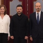 El presidente de Ucrania, Volodimir Zelenski (c), se reúne con la presidenta del Congreso, Francina Armengol, y con el presidente del Senado, Pedro Rollán (d), en el Congreso de los Diputados, a 18 de noviembre de 2025, en Madrid (España). Durante su visita a España el presidente ucraniano se reunió con el Rey y con el presidente del Gobierno con la esperanza de reanudar los acuerdos para reforzar la defensa de Ucrania frente a los nuevos ataques rusos centrados especialmente en la infraestructura energética del país.

Eduardo Parra / Europa Press
18/11/2025