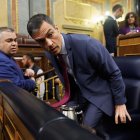 El por entonces secretario de organización del PSOE, Santos Cerdán, y el presidente del Gobierno, Pedro Sánchez, en el Congreso.