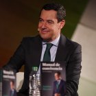El presidente de la Junta de Andalucía, Juanma Moreno, durante la presentación de su libro en Madrid.