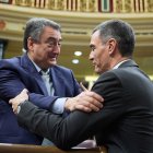 El presidente del Gobierno, Pedro Sánchez, y el exportavoz en el Congreso y líder del PNV, Aitor Estaban.