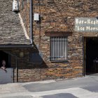 (Foto de ARCHIVO)
Un bar restaurante en Campillejo, a 19 de marzo de 2023, en Campillejo, Guadalajara, Castilla-La Mancha (España). La arquitectura negra es un tipo de arquitectura popular que utiliza como elemento principal la pizarra, técnica empleada principalmente en el Parque Natural de la Sierra Norte de Guadalajara debido a que la pizarra es un material abundante y a que el aislamiento y difícil comunicación de la zona no permitían el acceso a otros materiales de construcción. Los pueblos de la Arquitectura Negra forman parte del Patrimonio Cultural de Castilla-La Mancha.

Rafael Bastante / Europa Press
21 MARZO 2023;PUEBLOS DE ARQUITECTURA NEGRA;GUADALAJARA
19/3/2023