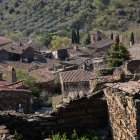 (Foto de ARCHIVO)
Vista general de Patones de Arriba, a 6 de abril de 2022, en Patones de Arriba, Madrid (España). Patones de Arriba se ubica en el Valle del Jarama, a 60 kilómetros de Madrid y representa uno de los mejores ejemplos de ‘arquitectura negra’ de la región, característica que le hace ser uno de los pueblos más bonitos de la Comunidad de Madrid. El municipio se caracteriza por sus calles en cuesta, empedradas y sinuosas y casas de pizarra. Debido a la gran conservación de su patrimonio, es declarado Bien de Interés Cultural, siendo uno de los centros turísticos rurales más importantes de la región con restaurantes, casas rurales, talleres y tiendas de artesanía. Hasta el siglo XVII, el pueblo permaneció aislado durante muchos siglos y fue gobernado por su propio rey. En la década de los 40 fue construido Patones de Abajo y la mayor parte de la población se mudó aquí.

Rafael Bastante / Europa Press
07 ABRIL 2022;PATONES DE ARRIBA;TURISMO;CASAS;PIZARRA;PUEBLO;INTERÉS;BIEN CULTURAL
06/4/2022