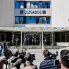 Periodistas de diferentes medios de comunicación esperan ante los Juzgados de Plaza de Castilla