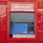 Un cajero en una oficina del Banco Santander, a 29 de septiembre de 2024, en Madrid (España).
Jesús Hellín / Europa Press
29/9/2024