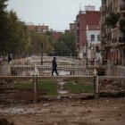 Un hombre cruza un puente de Aldaia con un caudal fuerte. 
Alejandro Martínez Vélez / Europa Press
12 NOVIEMBRE 2024