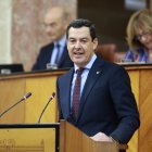 El presidente de la Junta de Andalucía, Juanma Moreno (i), junto al presidente del Parlamento andaluz, Jesús Aguirre (d), se dirige al hemiciclo del Parlamento andaluz para intervenir en el último Debate de la Comunidad Autónoma de la actual legislatura. A 27 de noviembre de 2025 en Sevilla (Andalucía, España).  El presidente de la Junta de Andalucía, Juanma Moreno, afronta desde este jueves, 27 de noviembre, en el Pleno del Parlamento el último Debate sobre el estado de la Comunidad Autónoma de la actual duodécima legislatura, en la que el PP-A cuenta con mayoría absoluta, y a unos meses de que se celebren las próximas elecciones andaluzas, previstas para la primavera de 2026

Rocío Ruz / Europa Press
27/11/2025