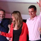 José Luis Ábalos junto a Pedro Sánchez y Begoña Gómez celebrando los resultados de las elecciones de 2019 en el bancón de Ferraz.
