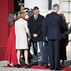La Reina Letizia, la primera dama, Elke Büdenbender, el Rey Felipe y el presidente alemán, Frank-Walter Steinmeier, saludan a Pedro Sánchez,