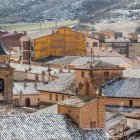 Los tejados de Molina de Aragón cubiertos por una fina capa de nieve invernal refuerzan su título como el pueblo más frío de España, según la AEMET.