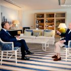 El rey Juan Carlos I conversa con el periodista francés Stéphane Bern en Abu Dabi, en una entrevista emitida por France 3 y disponible en español a través de RTVE.