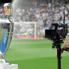 Un cámara grabando la copa de la Champions