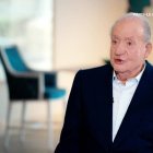 El rey emérito Juan Carlos I, en un momento de la entrevista grabada en Abu Dabi y difundida por RTVE, donde repasa aspectos personales y políticos de su vida.